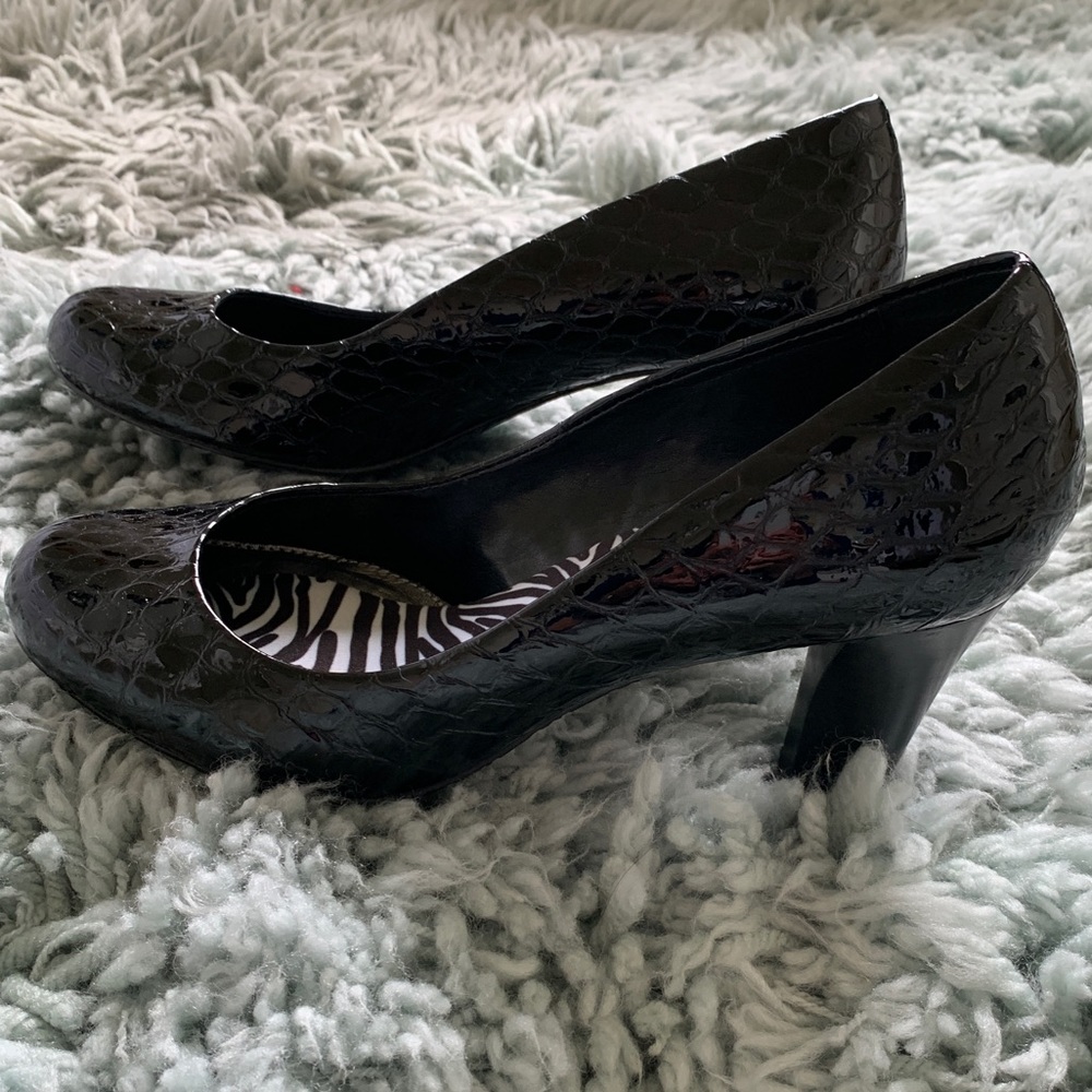 Liz Claiborne Black Patent Johnnie Pumps